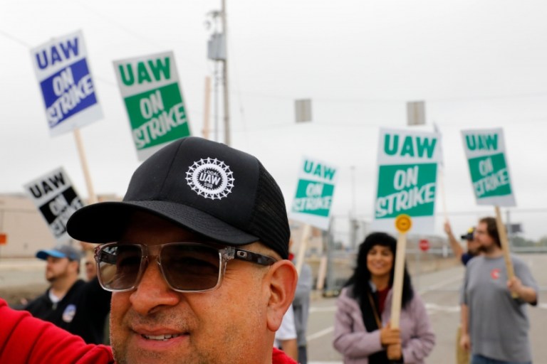 uaw_strike_image_picket_850_567